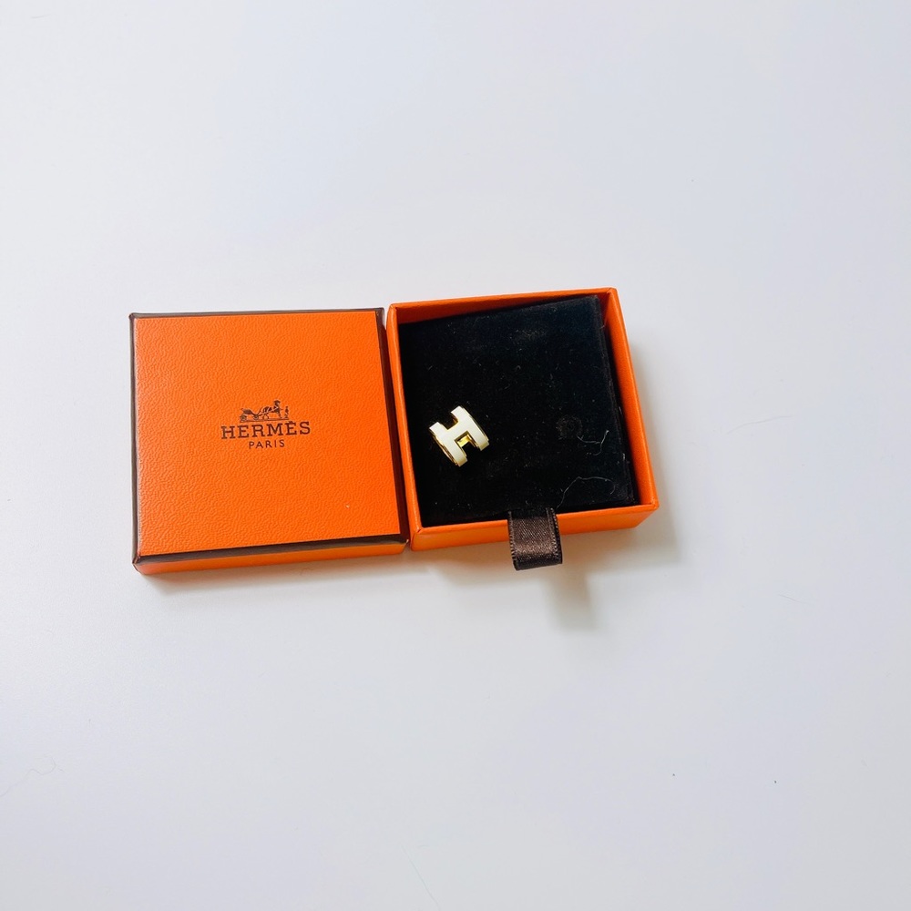 Hermes pop white earring comes with one